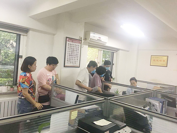 11家長排隊(duì)交資料.jpg